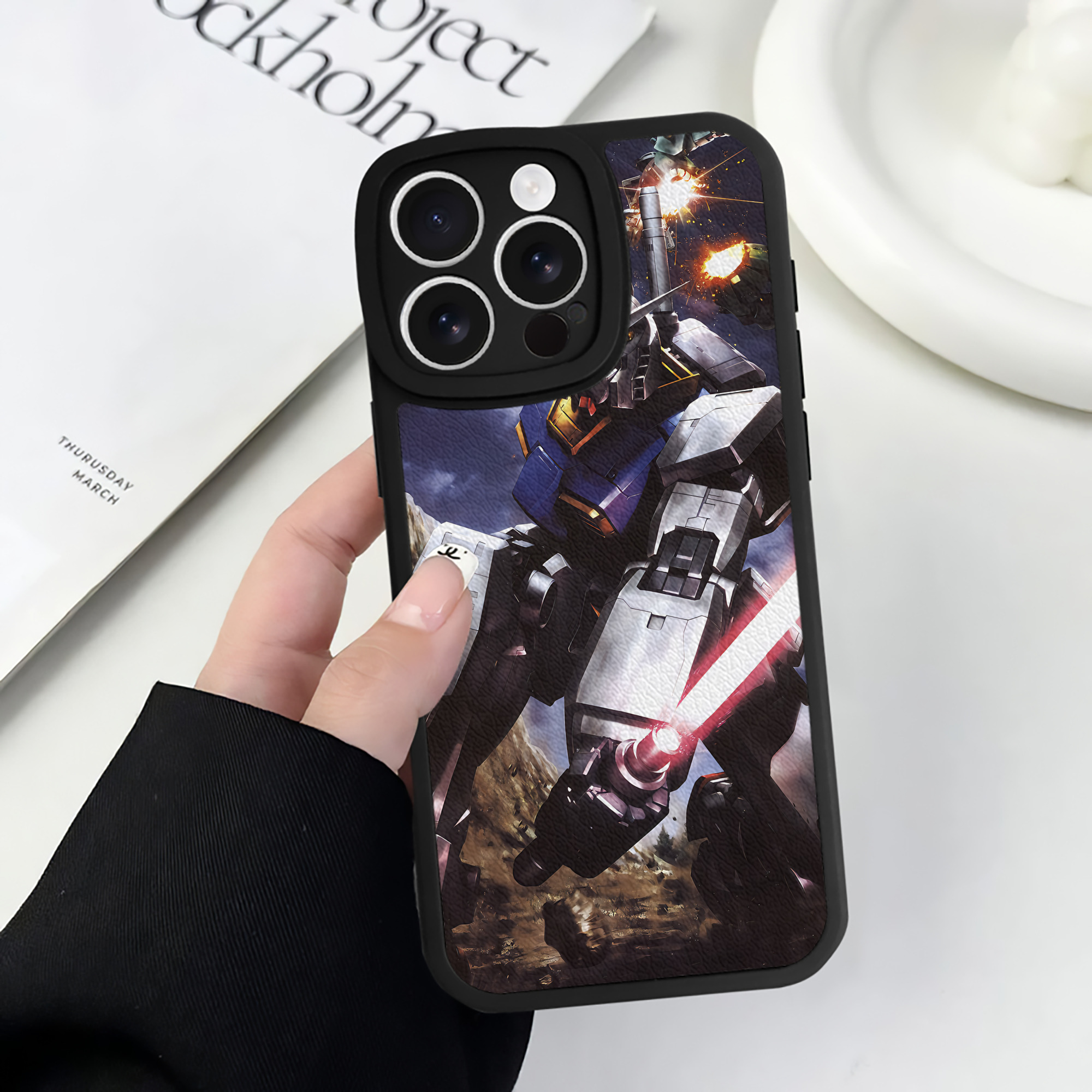 （画像用） 機動戦士ガンダム Mobile Suit Gundam 【iPhone 16シリーズ対応】シリコンスマホケース（レザー調） 材質：シリコン